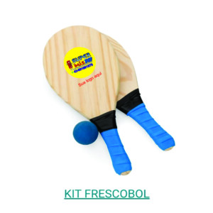 Kit frescobol com embalagem de malha plástica, contém 2 raquetes de madeira com pegador de revestimento eva e bolinha emborrachada com certificação do INMETRO.